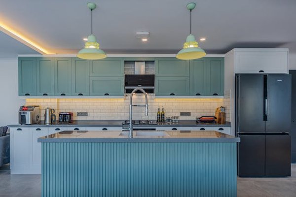 Mastering Kitchen Illumination: Effective Strategies to Minimize Glare on Surfaces